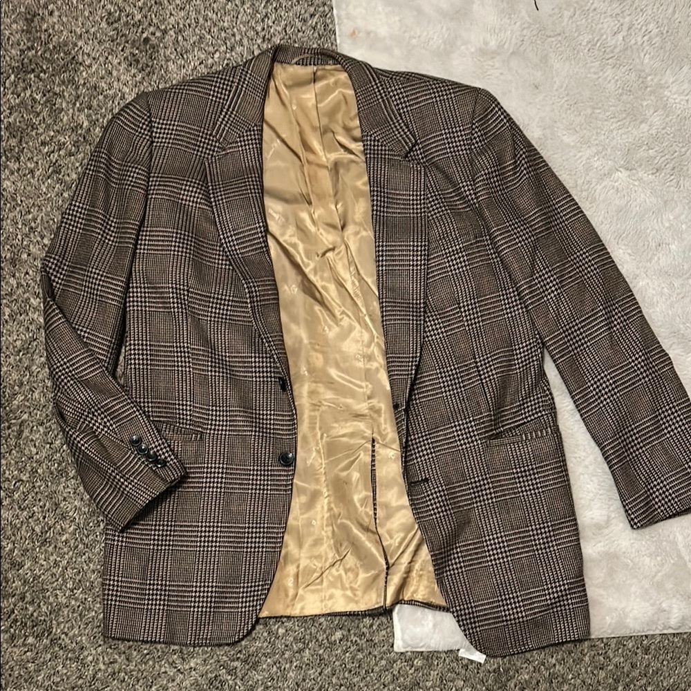 Brown Sport Coat with Structured Shoulders and Wool Blend